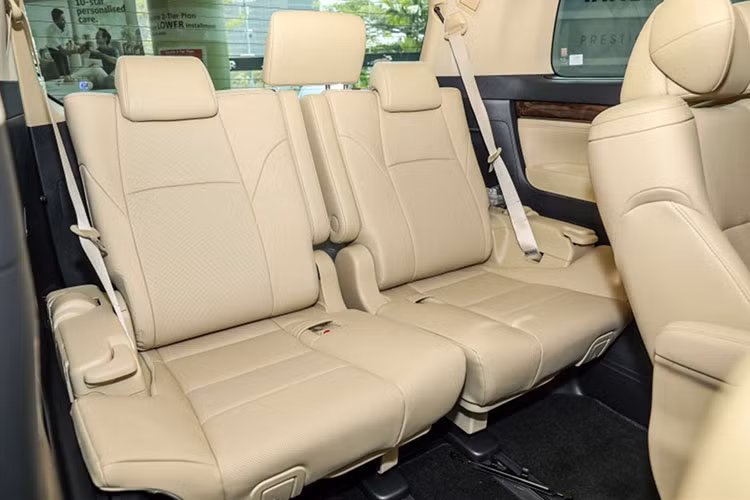 Về công nghệ an toàn và hỗ trợ lái, Toyota Alphard 2018 trang bị chống bó cứng phanh ABS, cân bằng điện tử, hỗ trợ khởi hành lên dốc, hỗ trợ chuyển làn, cảnh báo điểm mù, cảnh báo phương tiện cắt ngang phía sau, camera lùi, cảm biến hỗ trợ đỗ xe 5 góc và hệ thống 7 túi khí.