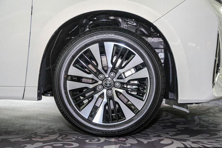 Mặt ca-lăng phía trước mới, logo Toyota được loại bỏ để thay bằng logo đặc trưng của dòng Alphard. Tổng thể xe thêm lịch lãm và sang trong hơn với bộ mâm hợp kim đa chấu có kích thước 18 inch thiết kế mới. 