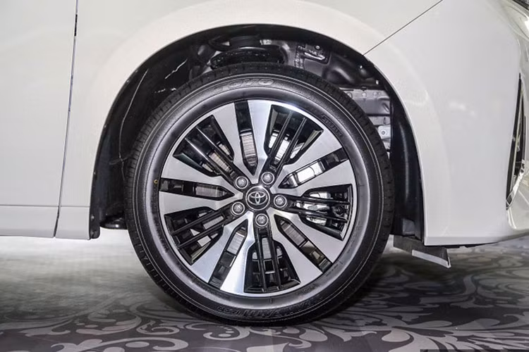 Mặt ca-lăng phía trước mới, logo Toyota được loại bỏ để thay bằng logo đặc trưng của dòng Alphard. Tổng thể xe thêm lịch lãm và sang trong hơn với bộ mâm hợp kim đa chấu có kích thước 18 inch thiết kế mới. 