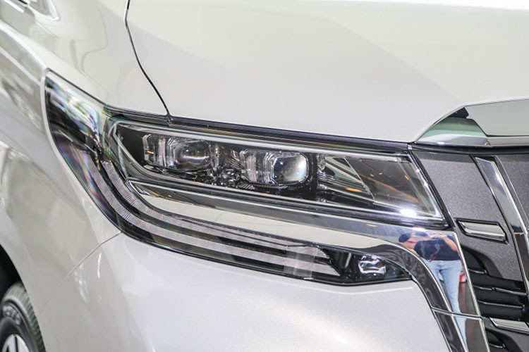 Nếu chỉ nhìn lướt qua chiếc xe Toyota MPV cỡ lớn này sẽ rất dễ khiến người ta hiểu lầm đây không phải là một chiếc xe 7 chỗ, vì nó có kích thước gần như tương đồng với chiếc Hiace 16 chỗ chở khách hạng trung. Đầu xe là mặt ca lăng dạng lớn, với cụm đèn pha lớn bao quát gần như hết đầu xe. Cụm đèn pha sử dụng đèn led hiện đại cho ánh sáng tối ưu.