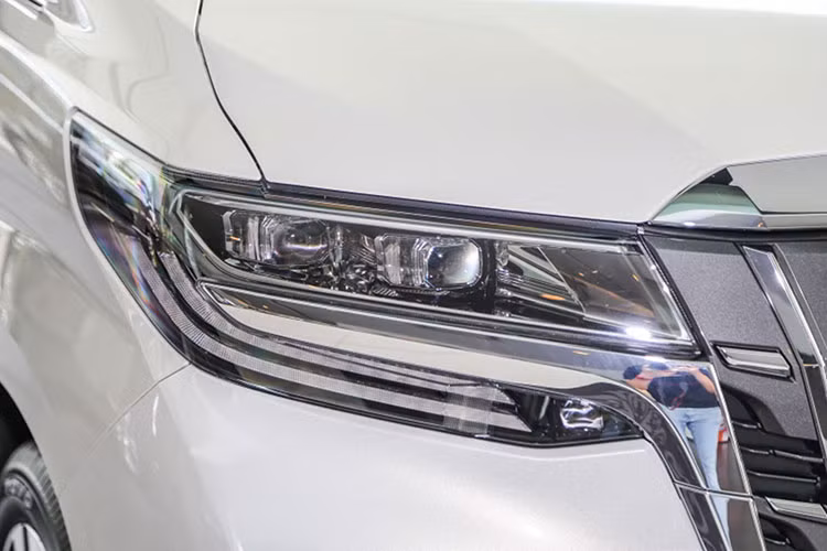 Nếu chỉ nhìn lướt qua chiếc xe Toyota MPV cỡ lớn này sẽ rất dễ khiến người ta hiểu lầm đây không phải là một chiếc xe 7 chỗ, vì nó có kích thước gần như tương đồng với chiếc Hiace 16 chỗ chở khách hạng trung. Đầu xe là mặt ca lăng dạng lớn, với cụm đèn pha lớn bao quát gần như hết đầu xe. Cụm đèn pha sử dụng đèn led hiện đại cho ánh sáng tối ưu.