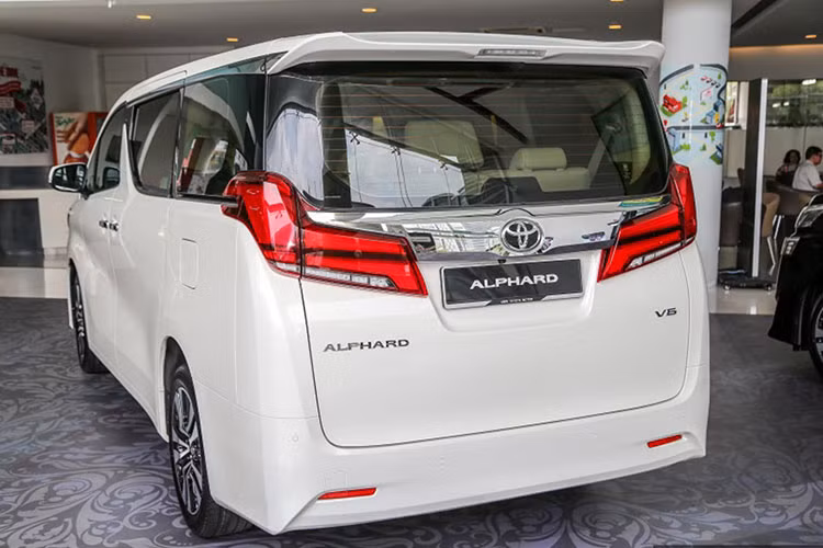 Mẫu MPV hạng sang mang thương hiệu Nhật Bản này sở hữu kích thước tổng thể dài x rộng x cao lần lượt là 4.945 x 1.850 x 1.890 mm, dài và cao hơn một chút so với đời cũ. Chiều dài cơ sở ở mức 3.000 mm, khoảng sáng gầm 165 mm và khối lượng không tải 2.180-2.185 kg.