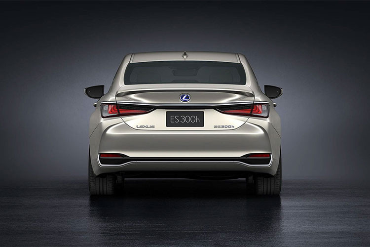 Một điểm mới nữa trong thiết kế của ES 2019 là cụm đèn pha 3 chi tiết hình chữ Z, đi kèm hệ thống chiếu sáng thích ứng 2 giai đoạn. Bên trong đèn pha là 24 bóng LED độc lập, có thể điều chỉnh để cung cấp khả năng chiếu sáng tốt hơn đồng thời giảm độ chói cho tài xế ở hướng ngược lại.