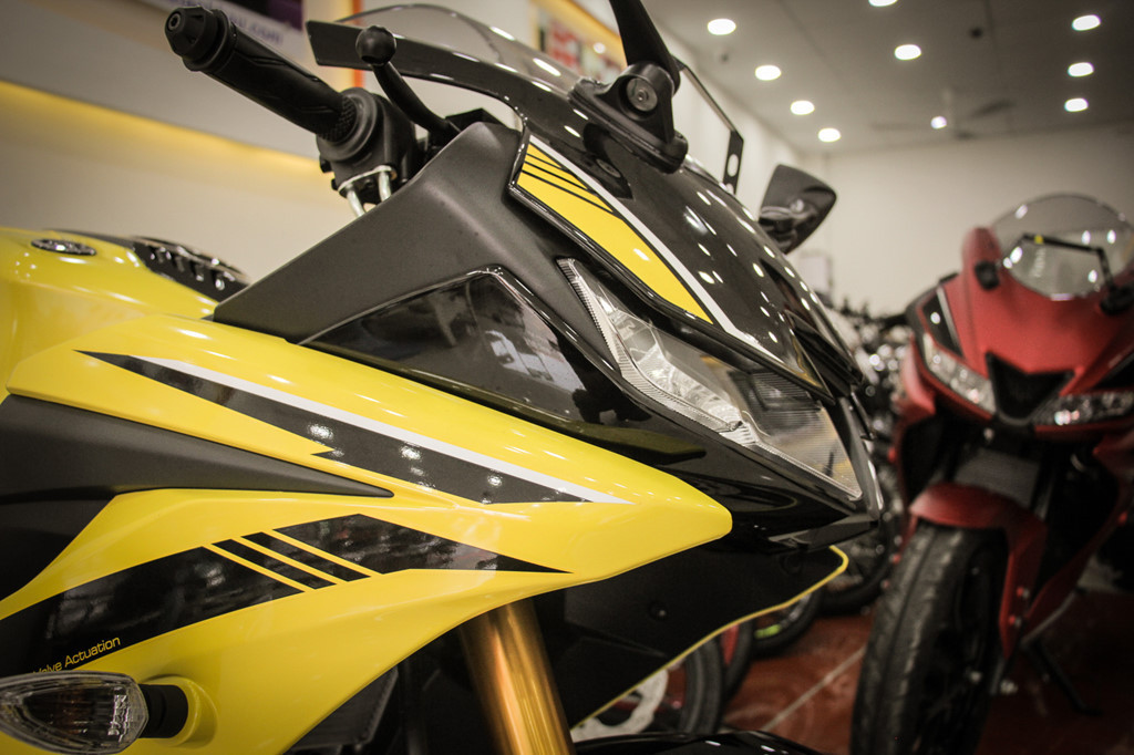 Màu tem mới với hai tone màu vàng đen chủ đạo. Các chi tiết thiết kế bên ngoài vẫn giống với phiên bản xe môtô Yamaha YZF-R15 V3 2017.