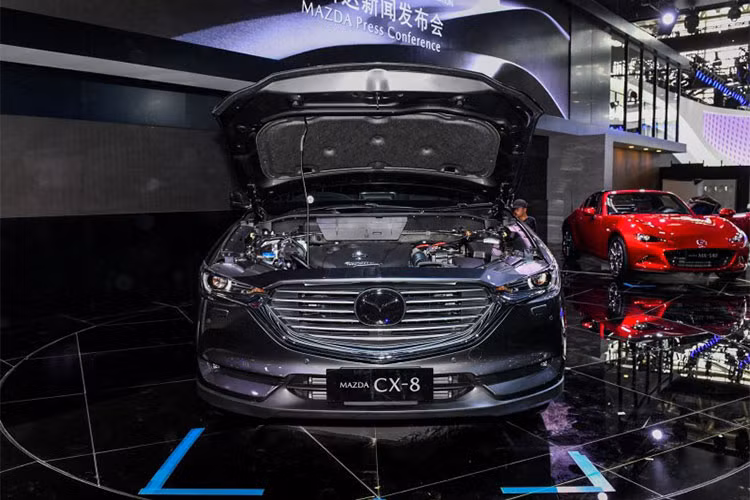 Tại thị trường Nhật Bản, Mazda CX-8 chỉ có 1 động cơ là máy dầu SkyActiv-D tăng áp 4 xi-lanh, dung tích 2,2 lít với công suất tối đa 188 mã lực và mô-men xoắn cực đại 450 Nm. Động cơ này mạnh lấy từ Mazda CX-5 nhưng có sức mạnh lớn hơn. Sức mạnh được truyền tới bánh thông qua hộp số tự động 6 cấp.