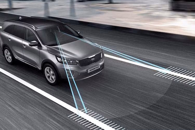 Các trang bị khác bao gồm; đèn pha LED tự động điều chỉnh góc chiếu sáng, hệ thống kiểm soát và cảnh báo điểm mù khi lùi, camera 360 độ, ghế lái điều chỉnh 8 hướng với 4 chế độ đai an toàn, chế độ mở rộng chỗ duỗi chân và ghi nhớ 2 vị trí, ghế phụ điều chỉnh 8 hướng...