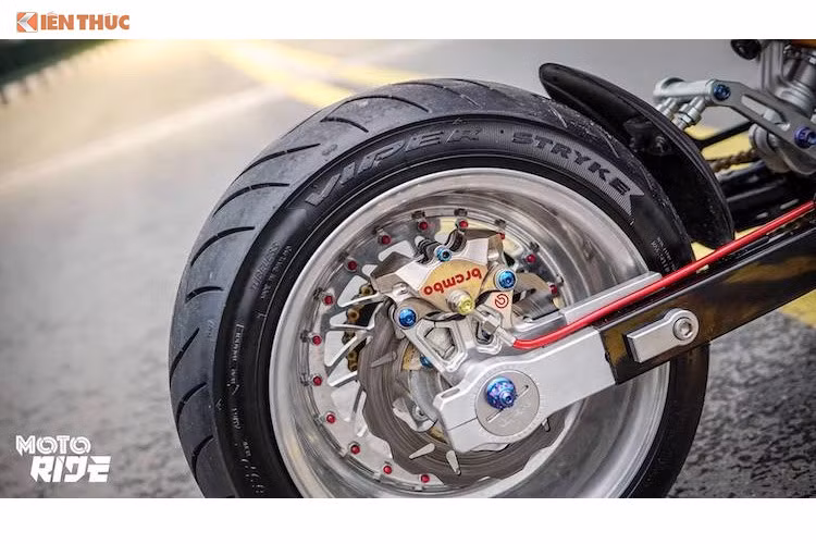 Dàn chân sau, xe sử dụng mâm bản lớn nhưng lại lắp lốp Avon Vyper Stryke 140/70/17 để lốp "bè" ra và trông tròn trịa hơn. Bộ gắp zin của MSX125 được giữ lại, nhưng nối dài bằng pad nhôm CNC với bộ tăng xích phong cách Kawasaki Z1000. Hệ thống phanh sau của xe được nâng cấp với heo Brembo Billet Nickel 2 pis đối xứng, pad CNC và đĩa Galfer. 