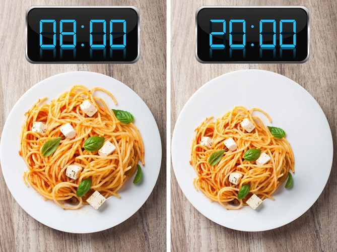 Cải thiện chế độ ăn uống của bạn: Một chế độ ăn uống giàu chất chống oxy hóa và các enzym làm giảm viêm bên trong cơ thể là cách tốt nhất để loại bỏ chứng ngáy. Dùng sản phẩm từ sữa ngay trước khi đi ngủ có thể làm trầm trọng thêm chứng ngáy của bạn vì nó để lại một lớp chất nhầy trong cổ họng và miệng sau đó làm tắc nghẽn đường hô hấp. Hơn nữa, tránh ăn những bữa ăn lớn ngay trước khi đi ngủ. Khi dạ dày của bạn chứa đầy thức ăn, nó sẽ đẩy mạnh cơ hoành và ảnh hưởng đến nhịp thở của bạn, khiến bạn dễ bị ngáy khi cần nhiều không khí hơn để hô hấp.