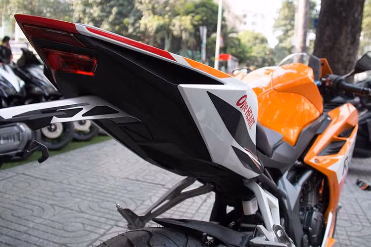 Trên phiên bản này, chắn bùn trước và chắn bùn sau làm bằng vật liệu sợi carbon nhằm tiết giảm khối lượng. Đuôi xe phía sau thiết kế vuốt cao, cụm đèn hậu dạng led kèm theo xi nhan trên pad biển số kéo dài phía sau.