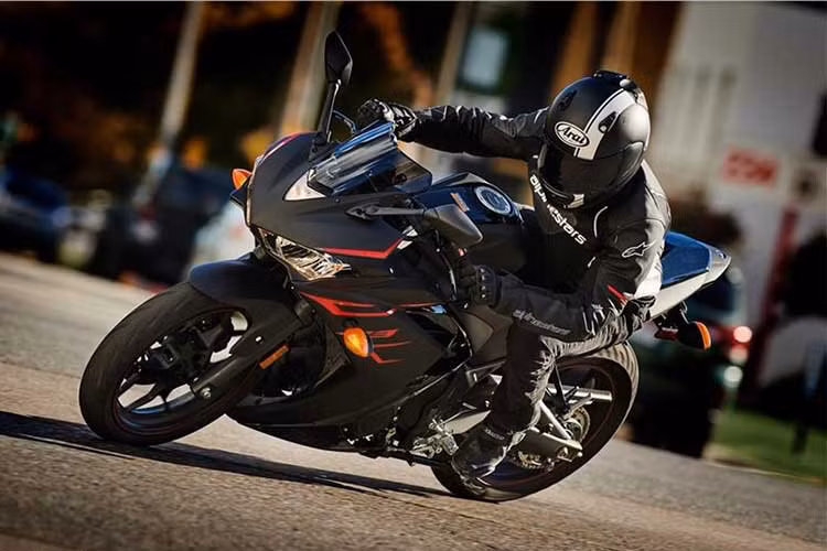 Yamaha tại Ấn Độ vẫn chưa công bố chính thức mức giá dành cho mẫu xe này. Khi ra mắt, nó sẽ là đối thủ trực tiếp của KTM RC 390, Kawasaki Ninja 300, TVS Apache RR 310 và Benelli 302R. Dự tính, trong năm 2018, Yamaha R3 2018 cũng sẽ được đem về bán Việt Nam.