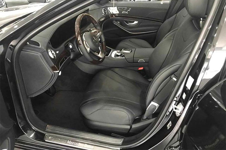 Xe được trang bị xạc không dây cho ghế trước, hệ thống điều hòa tự động 4 vùng Thermotronic với Air Balance với bộ lọc không khí, cửa hít hay mở cốp rảnh tay... công nghệ Energizing Comfort Control với 6 mức tùy chỉnh. Đèn viền nội thất 64 màu với 10 kiểu phối khác nhau...