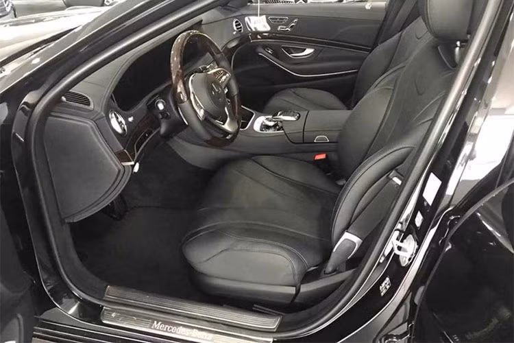 Xe được trang bị xạc không dây cho ghế trước, hệ thống điều hòa tự động 4 vùng Thermotronic với Air Balance với bộ lọc không khí, cửa hít hay mở cốp rảnh tay... công nghệ Energizing Comfort Control với 6 mức tùy chỉnh. Đèn viền nội thất 64 màu với 10 kiểu phối khác nhau...