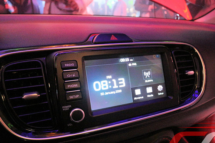 Ở bản cao cấp hơn, xe sẽ có vô lăng, cần số, ghế bọc da và ghế lái chỉnh 6 hướng. Các trang bị an toàn của xe bao gồm; phanh đĩa trước, phanh tang trống sau, camera lùi, 2 túi khí trước, hệ thống chống bó cứng phanh ABS và phân bổ lực phanh điện tử. Cảm biến đỗ xe phía sau và mã hóa động cơ chống trộm sẽ có trên Kia Soluto 2019 bản cao cấp.