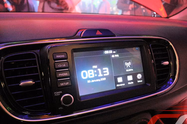 Ở bản cao cấp hơn, xe sẽ có vô lăng, cần số, ghế bọc da và ghế lái chỉnh 6 hướng. Các trang bị an toàn của xe bao gồm; phanh đĩa trước, phanh tang trống sau, camera lùi, 2 túi khí trước, hệ thống chống bó cứng phanh ABS và phân bổ lực phanh điện tử. Cảm biến đỗ xe phía sau và mã hóa động cơ chống trộm sẽ có trên Kia Soluto 2019 bản cao cấp.