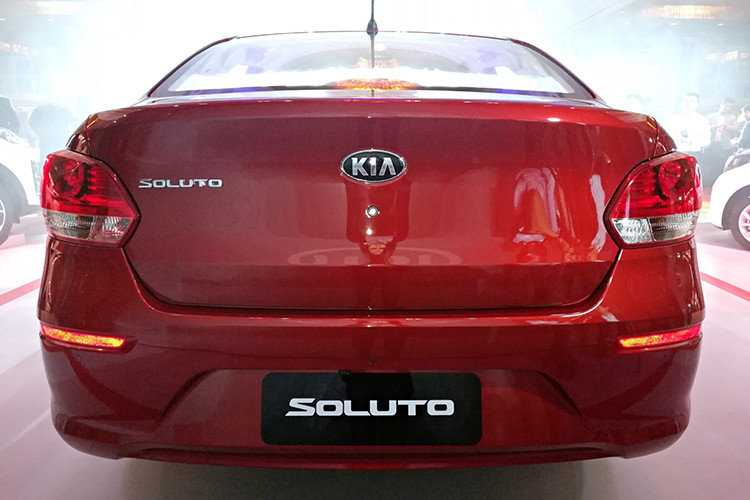 Ngoài ra, mẫu sedan cỡ B Kia Soluton còn có khoảng sáng gầm 150 mm và bán kính quay tối thiểu 5,2 m. Với những kích thước này, Kia Soluto 2019 được đánh giá là sẽ mang đến nội thất rộng rãi, thoải mái và khả năng đáp ứng vô lăng tốt hơn những đối thủ trong cùng phân khúc sedan cỡ B khác.