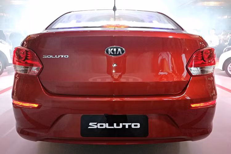 Ngoài ra, mẫu sedan cỡ B Kia Soluton còn có khoảng sáng gầm 150 mm và bán kính quay tối thiểu 5,2 m. Với những kích thước này, Kia Soluto 2019 được đánh giá là sẽ mang đến nội thất rộng rãi, thoải mái và khả năng đáp ứng vô lăng tốt hơn những đối thủ trong cùng phân khúc sedan cỡ B khác.