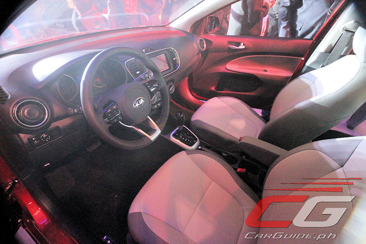 Bên trong Kia Soluto 2019, người lái được chào đón bằng hàng loạt trang bị và công nghệ như hệ thống thông tin giải trí với màn hình cảm ứng 7 inch tiêu chuẩn, tương thích Apple CarPlay/Android Auto, hệ thống âm thanh 6 loa, camera lùi, vô lăng tích hợp phím chức năng, mở cửa không cần chìa khóa, ghế bọc nỉ cùng ghế lái/ghế hành khách chỉnh 4 hướng.