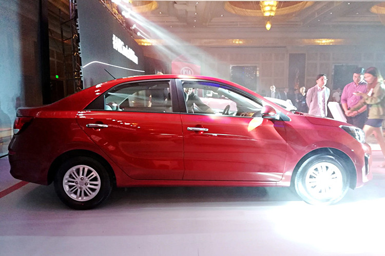 Chính thức ra mắt thị trường Philippines vào ngày 30/1/2019 vừa qua, Kia Soluto 2019 sẽ là đối thủ cạnh tranh của những mẫu sedan cỡ B như Honda City, Toyota Vios hay Hyundai Accent. Được phát triển dựa trên cơ sở gầm bệ của Rio cũ, Kia Soluto 2019 sở hữu chiều dài 4.300 mm, rộng 1.700 mm, cao 1.460 mm và chiều dài cơ sở 2.570 mm.