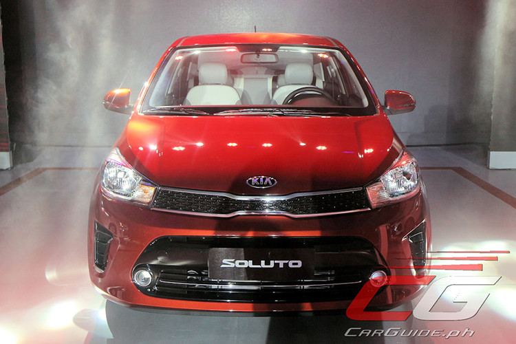 Bên ngoài, Soluto 2019 sở hữu thiết kế khá đặc trưng của thương hiệu Kia với lưới tản nhiệt "miệng hùm" nối liền với cụm đèn pha và hốc gió trước cỡ lớn tích hợp đèn báo rẽ hình tròn. Ngoài ra, Kia Soluto 2019 còn có 2 hốc gió nhỏ nằm dọc trên cản trước. Đằng sau Kia Soluto 2019 là thiết kế đuôi xe khá đơn giản với cánh gió nhỏ tích hợp vào nắp cốp.