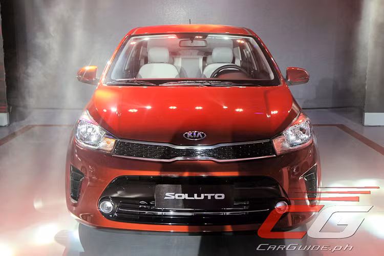 Bên ngoài, Soluto 2019 sở hữu thiết kế khá đặc trưng của thương hiệu Kia với lưới tản nhiệt "miệng hùm" nối liền với cụm đèn pha và hốc gió trước cỡ lớn tích hợp đèn báo rẽ hình tròn. Ngoài ra, Kia Soluto 2019 còn có 2 hốc gió nhỏ nằm dọc trên cản trước. Đằng sau Kia Soluto 2019 là thiết kế đuôi xe khá đơn giản với cánh gió nhỏ tích hợp vào nắp cốp.