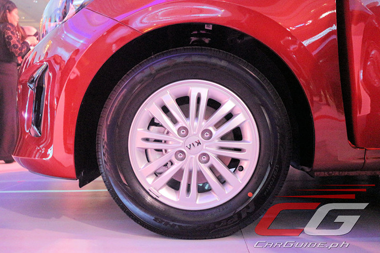 Các trang bị ngoại thất đáng chú ý khác của mẫu sedan cỡ B - Kia Soluto 2019 này bao gồm đèn pha Halogen, gương chiếu hậu gập chỉnh điện và tích hợp thêm đèn báo rẽ, đèn sương mù sau và vành thép hoặc hợp kim 14 inch, đi với lốp 170/70 R 14.