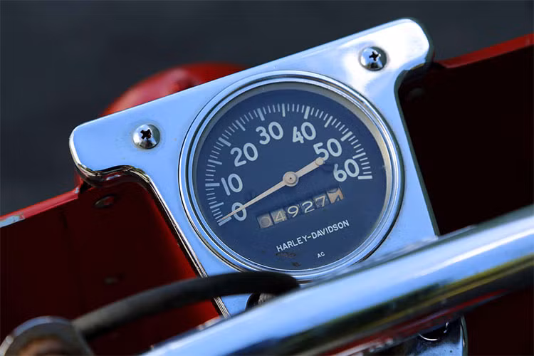 Điểm đặc biệt ở động cơ này là nằm ở vị trí đặt và cách khởi động, thay vì được bố trí dưới ghế giống như những chiếc tay ga thông thường động cơ này động cơ được gắn dưới sàn xe. Để khởi động Harley-Davidson Topper, người lái phải dùng dây giật thay vì bàn đạp.