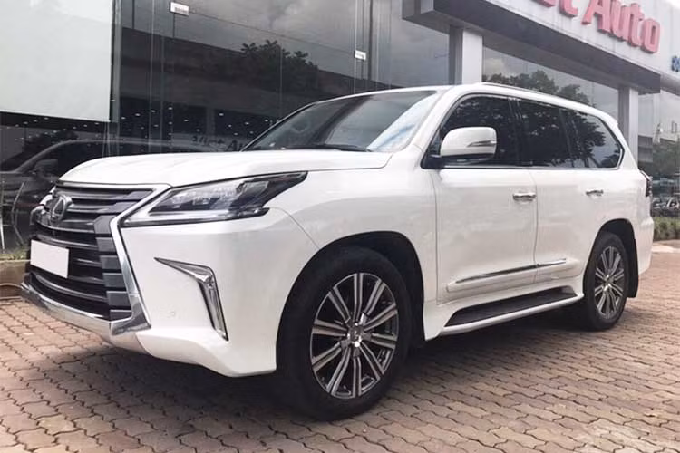 Được mệnh danh "chuyên cơ mặt đất" trong phân khúc SUV cỡ lớn, mẫu xe sang Lexus LX570 luôn là lựa chọn hàng đầu của các đại gia Việt. Mẫu SUV cỡ lớn đến từ Nhật thời điểm hiện tại đang được phân phối chính hãng tại Việt Nam với giá 7,8 tỷ đồng, khi ra biển lên đến gần 9 tỷ.