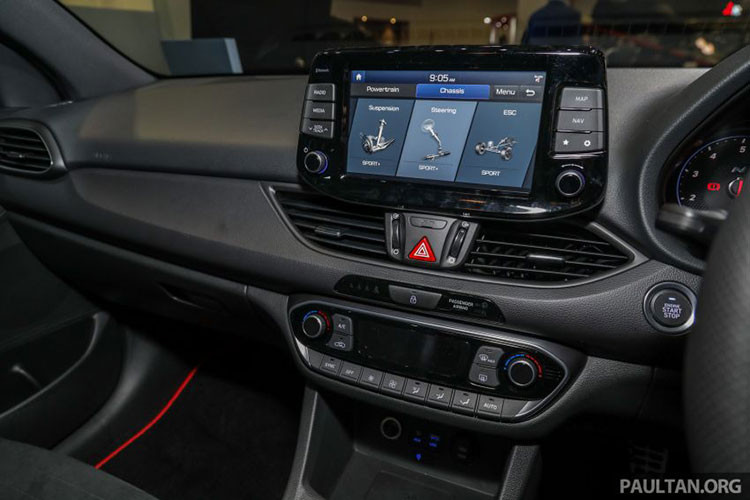 Những trang bị đáng chú ý khác của Hyundai i30 N là hệ thống treo tùy chỉnh điện tử với công nghệ Skyhook, cùm phanh 18 inch trước/17 inch sau, bộ vi sai chống trượt điện tử E-LSD, hệ thống van ống xả biến thiên và tính năng hỗ trợ đề-pa. Khi điều khiển Hyundai i30 N, khách hàng có thể chọn 1 trong 5 chế độ lái là Eco, Normal, Sport, N và N Custom.