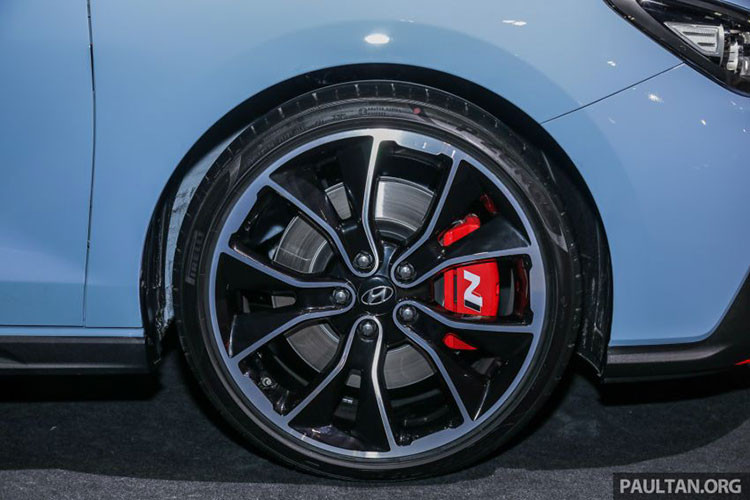 Nhờ gói Performance Package, mẫu xe thể thao Hyundai i30 N tại Malaysia sử dụng vành hợp kim 19 inch, nằm trong lốp hiệu suất cao Pirelli P-Zero với kích thước 235/35. So với i30 bản 5 cửa thông thường, Hyundai i30 N còn có chiều cao gầm thấp hơn 8 mm.