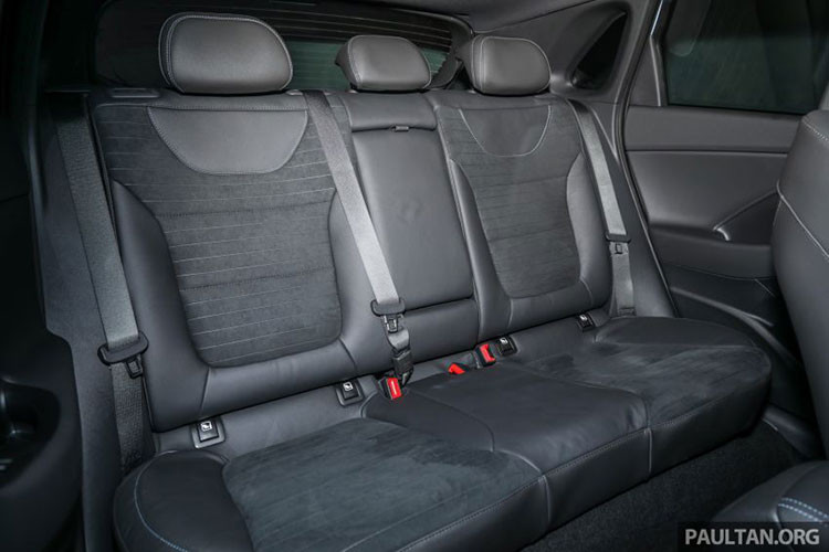 Cuối cùng là những trang bị an toàn, bao gồm 7 túi khí, hệ thống phanh khẩn cấp tự động, cảnh báo chuyển làn đường và hỗ trợ giữ làn đường.