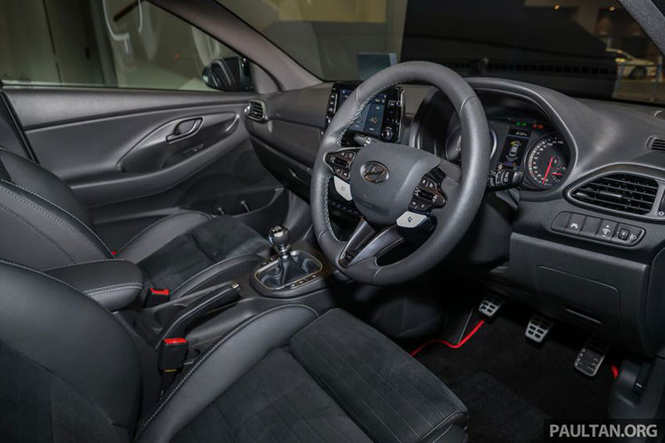Bước vào bên trong Hyundai i30 N, khách hàng Malaysia sẽ thấy ghế thể thao bọc bằng da và da lộn, dành riêng cho mẫu xe này với đệm thắt lưng, đi kèm logo N ở mặt sau. Tương tự như vậy, trên vô lăng và cần số của mẫu xe này cũng có logo N. Thêm vào đó là hệ thống thông tin giải trí với màn hình cảm ứng 8 inch nằm độc lập trên mặt táp-lô, hỗ trợ Apple CarPlay/Android Auto.