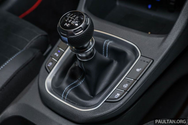 Tại thị trường Malaysia, Hyundai i30 N được trang bị động cơ xăng Theta T-GDI 4 xi-lanh, dung tích 2.0 lít. Vì có thêm gói Performance Package nên Hyundai i30 N tại Malaysia sở hữu công suất tối đa 275 mã lực tại tua máy 6.000 vòng/phút và mô-men xoắn cực đại 353 Nm tại tua máy 1.450 - 4.000 vòng/phút.