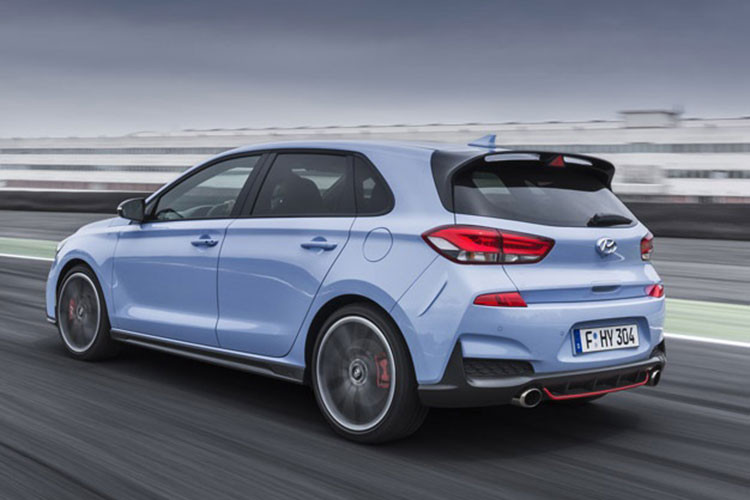 Động cơ kết hợp với hộp số sàn 6 cấp, cho phép xe tăng tốc từ 0-100 km/h trong thời gian chỉ 6,1 giây và đạt vận tốc tối đa 250 km/h.