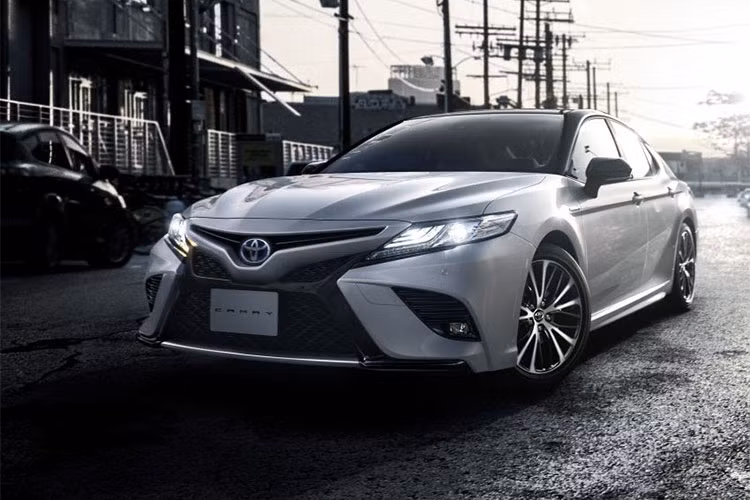 Để tăng thêm sức cạnh tranh với các đối thủ, mới đây hãng xe Toyota đã quyết định bổ sung phiên bản Sport mới cho dòng Camry 2018 tại thị trường quê nhà. Trước đó, Toyota Camry Sports 2018 với thiết kế thể thao hơn chỉ dành cho các thị trường như Trung Quốc, Mỹ và Úc.