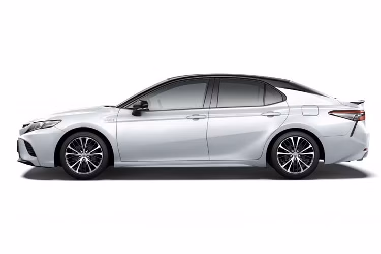 Đúng như tên gọi, biến thể Camry Sports sở hữu vẻ ngoài thể thao hơn phiên bản Camry tiêu chuẩn. Tuy nhiên kích thước của xe không khác biệt quá nhiều so với các phiên bản khác đang bán ra ở các thị trường.