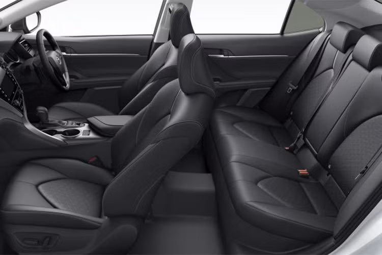 Trong đó, phiên bản WS Leather Package sở hữu những trang bị nổi bật như vành hợp kim 18 inch sơn 2 màu, ghế bọc da, màn hình hiển thị thông tin trên kính chắn gió, hàng ghế trước chỉnh điện, hệ thống thông tin giải trí kèm định vị T-Connect và hệ thống âm thanh JBL.