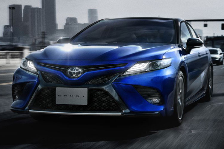 Tại thị trường Nhật Bản, giá xe Toyota Camry Sports 2018 bán ra từ 3,672 triệu Yên (khoảng 769 triệu đồng) cho bản WS và 4.341.600 Yên (909,6 triệu đồng) cho bản WS Leather Package. Khi mua Toyota Camry Sports 2018, khách hàng Nhật Bản có thể chọn 1 trong 10 màu sơn ngoại thất khác nhau, trong đó có 3 tùy chọn sơn phối 2 màu.