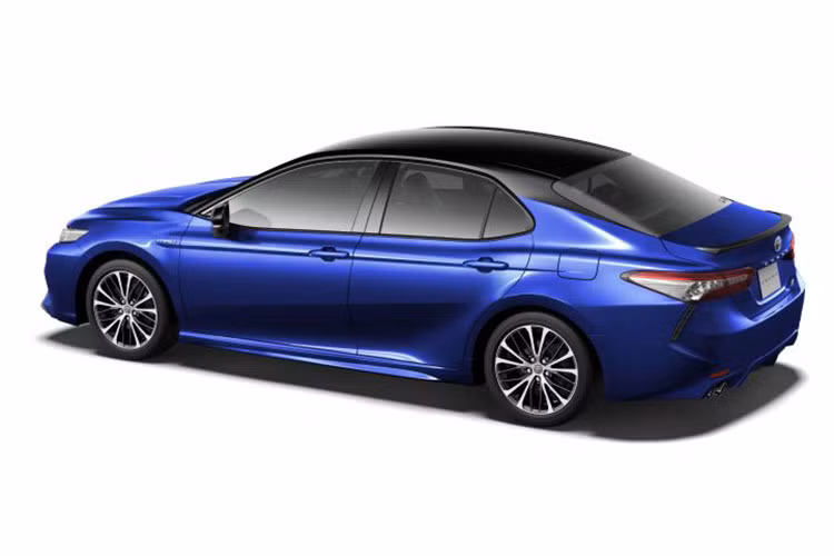 Mẫu xe Toyota Camry Sports 2018 ở thị trường Nhật đều được trang bị hệ thống động cơ hybrid, bao gồm máy xăng Dynamic Force 4 xi-lanh, phun nhiên liệu trực tiếp, dung tích 2,5 lít và mô-tơ điện. Động cơ xăng tạo ra công suất tối đa 178 mã lực và mô-men xoắn cực đại 221 Nm.