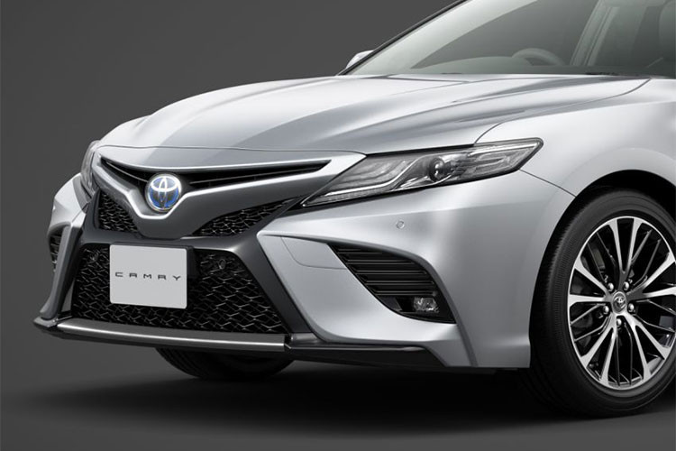 So với mẫu xe Camry Hybrid từng ra mắt, Toyota Camry Sports 2018 được trang bị phần đầu xe gần như khác biệt hoàn toàn, theo phong cách hầm hố hơn. Cụ thể, Toyota Camry Sports 2018 được bổ sung lưới tản nhiệt hình chữ X mở rộng và hốc gió cỡ lớn hơn ở 2 góc cản trước.