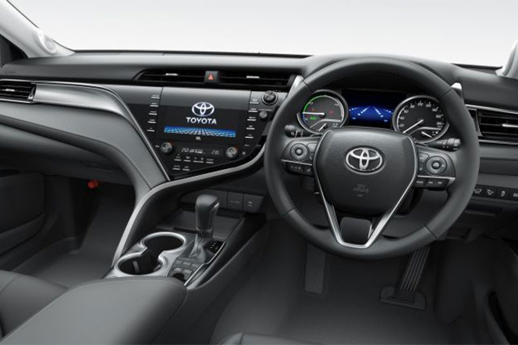 Bước vào bên trong nội thất của mẫu xe Toyota Camry Sports 2018, người lái được chào đón bằng không gian nội thất có những chi tiết ốp trang trí bằng kim loại và lẫy chuyển số thể thao trên vô lăng cùng các nút bấm. Tại thị trường Nhật Bản, Toyota Camry Sports 2018 được chia thành 2 bản là WS (viết tắt từ cụm Worldwide Sports) và WS Leather Package.