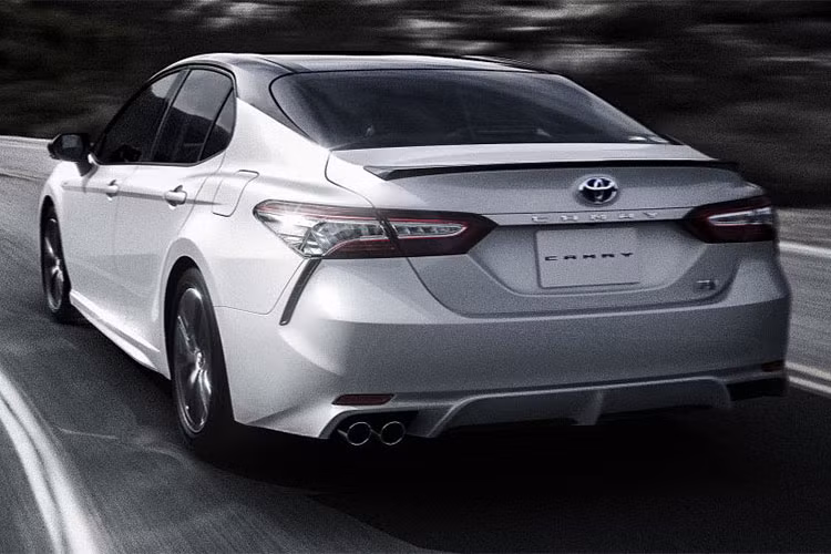 Hai con số tương ứng của mô-tơ điện trên mẫu xe này là 120 mã lực và 202 Nm. Cả hai kết hợp lại tạo ra công suất tối đa 211 mã lực. Theo hãng Toyota, hệ thống động cơ hybrid này giúp Camry Sports 2018 chỉ tiêu thụ lượng xăng trung bình 33,4 km/lít, tương đương 2,99 lít/100 km. 