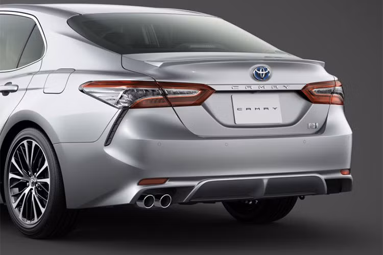 Chưa hết, Toyota Camry Sports 2018 còn được trang bị thanh ba-bô-lê (side skirt) sâu hơn, hốc gió giả bên dưới đèn hậu, cánh gió trên nắp cốp sau và bộ khuếch tán với 2 ống xả. Cụm đèn hậu thiết kế dạng led hiện đại.