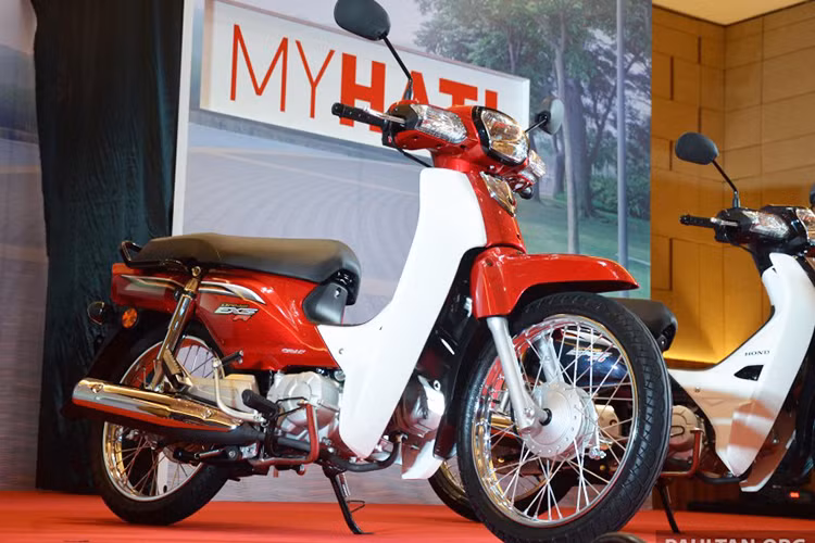 Còn được bán tại thị trường Việt Nam với tên gọi Honda Super Dream 110 và mới bị "khai tử" vào tháng 5/2017 vừa qua, Honda Dream EX5 110 FI là phiên bản thế hệ mới nhất của chiếc Dream EX5 100 ở Malaysia, từng "làm mưa làm gió" tại khu vực Đông Nam Á với tên gọi Honda Dream II hay Honda Astrea Prima.