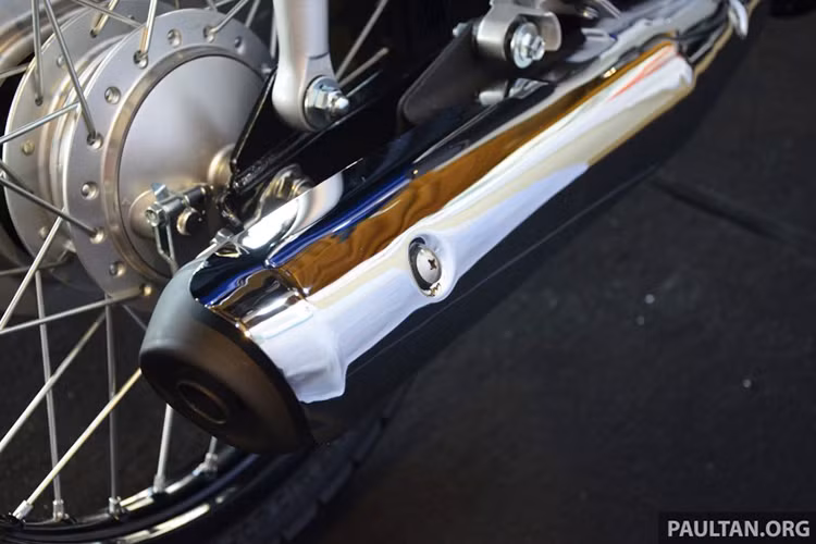 So với phiên bản Super Dream 110 tại Việt Nam, Dream EX5 110 FI cũng có một số điểm khác biệt nhỏ. Ở phía sau, chiếc xe có phần đuôi hơi khác biệt với đèn xi-nhan được tách rời thay vì tích hợp cùng cụm đèn hậu như Super Dream để tuân thủ theo luật của Malaysia. Hệ thống ống xả mới đạt tiêu chuẩn khí thải được trang bị ốp kim loại sáng bóng.