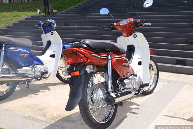 So với các phiên bản Honda Dream EX5 110 FI bình thường đang rất phổ biến ở Malaysia, phiên bản đặc biệt mới hoàn toàn không có sự thay đổi nào về thiết kế thân xe. Điểm nổi bật đầu tiên ở chiếc xe đó là màu mới với các hạt nhũ được pha vào sơn có thể đổi màu theo từng góc nhìn.