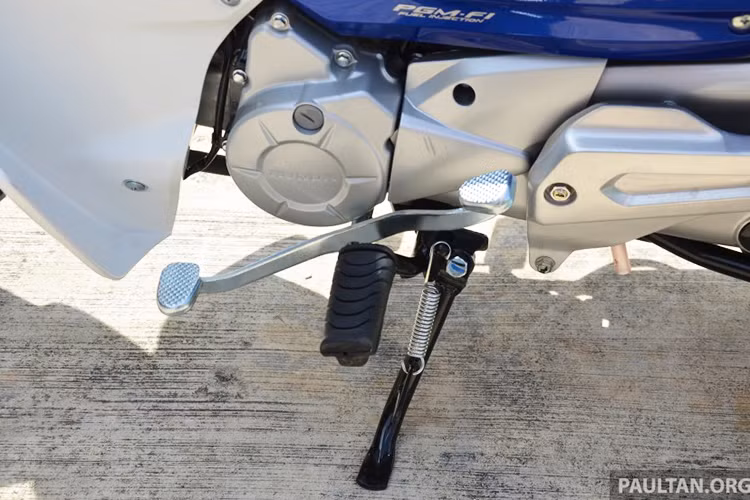 Thay vì sử dụng chế hòa khí như Super Dream 110 tại Việt Nam, động cơ của Dream EX5 110 được trang bị hệ thống phun nhiên liệu điện tử FI. Ngoài khác biệt đó, động cơ xe vẫn là loại 1 xi-lanh SOHC làm mát bằng gió 109,1 cc, đem tới công suất tối đa 8,35 mã lực và mô-men xoắn cực đại 8,4 Nm. Đi kèm hộp số 4 cấp