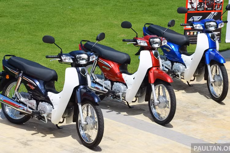 Theo kế hoạch, Honda tại Malaysia sẽ bán ra EX5 Dream Fi 2017 với 3 phiên bản cùng 3 màu sắc đặc biệt mới. Bản tiêu chuẩn vành nan hoa, khởi động bằng cần đạp giá 1.150 USD, bản khởi động điện kết hợp vành nan hóa giá 1.200 USD (khoảng 27 triệu đồng và bản vành đúc với khởi động điện giá 1.300 USD (khoảng 29,5 triệu đồng).