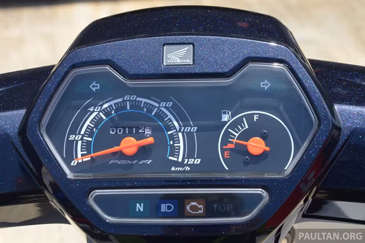 So với các thế hệ Dream 100 trước đây, mặt đồng hồ của Dream EX5 110 FI có kích thước lớn hơn hẳn. Tuy nhiên, công năng sử dụng của đồng hồ vẫn y nguyên với công-tơ-mét quay số, báo giờ, báo pha/cos, xi-nhan, báo xăng, "mo" và số cuối. Xe vẫn không có đồng hồ báo từng cấp số cụ thể, khiến người lái dễ bị tiến hay lùi số không cần thiết do đã quên mất xe đang chạy ở cấp số nào.