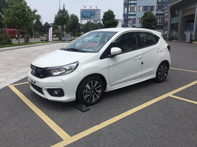 Mẫu xe giá rẻ Honda Brio sẽ chính thức ra mắt thị trường Việt Nam vào ngày 18/6 tới. Một lô xe lớn đã được nhập về và chuyển tới các đại lý trước ngày ra mắt. Giá bán của xe sẽ được công bố trong tuần sau.