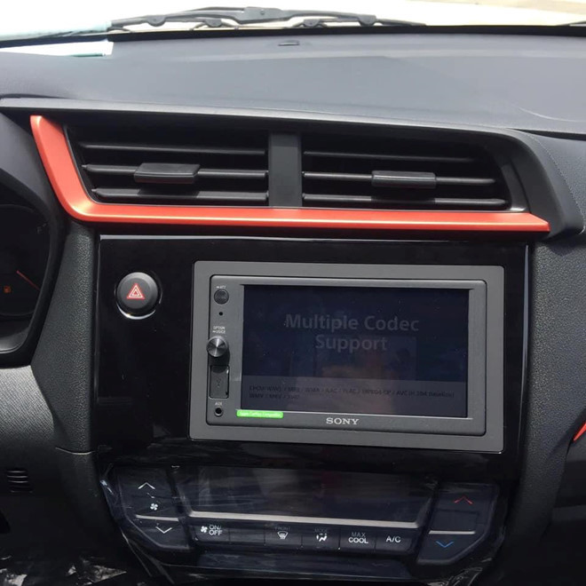 Honda Brio trang bị duy nhất động cơ 1.2L, SOHC, công suất 89 mã lực tại 6.000 vòng/phút và mô-men xoắn 110 Nm tại 4.800 vòng/phút. Hộp số tự động vô cấp. Bản RS có tính năng chống trộm và khoá cửa tự động.